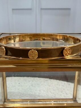 TORY BURCH
Miller Stud 5mm Sand Enamel Hinge Bracelet Gold - NWT Dust Bag✨